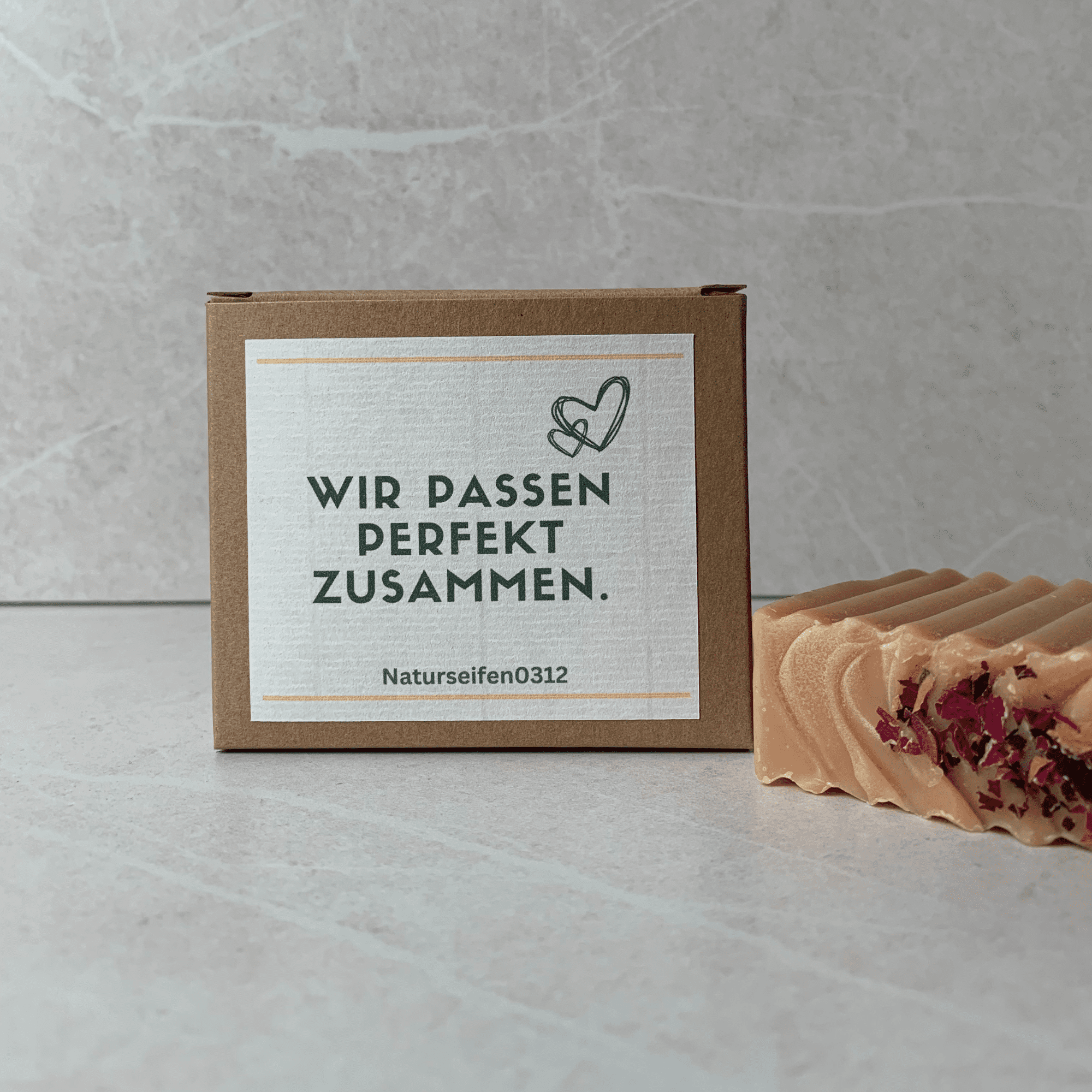 Verpackungsschachtel mit der Etikette Wir passen perfekt zusammen