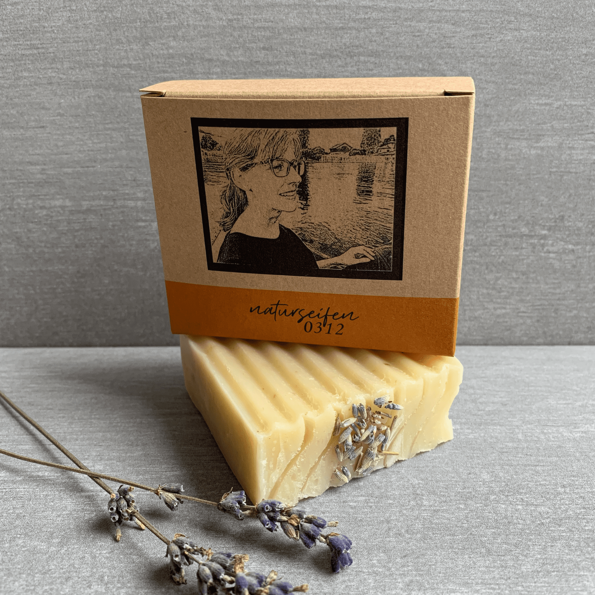 Lavendel & Geranium Hand- und Duschseife mit Lavendelblüten