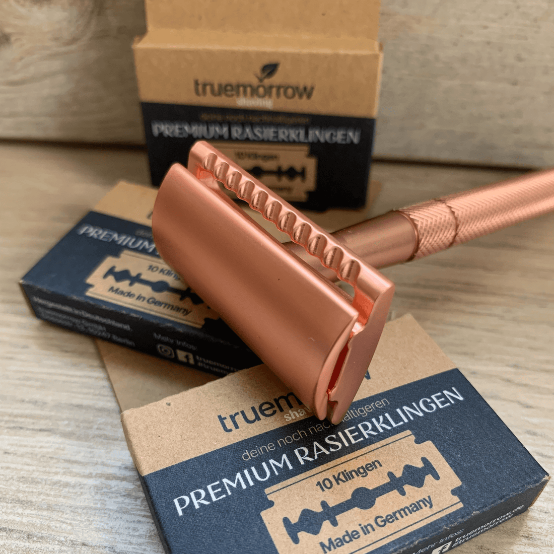 Rasierhobel Rosegold liegend auf Rasierklingenschachtel