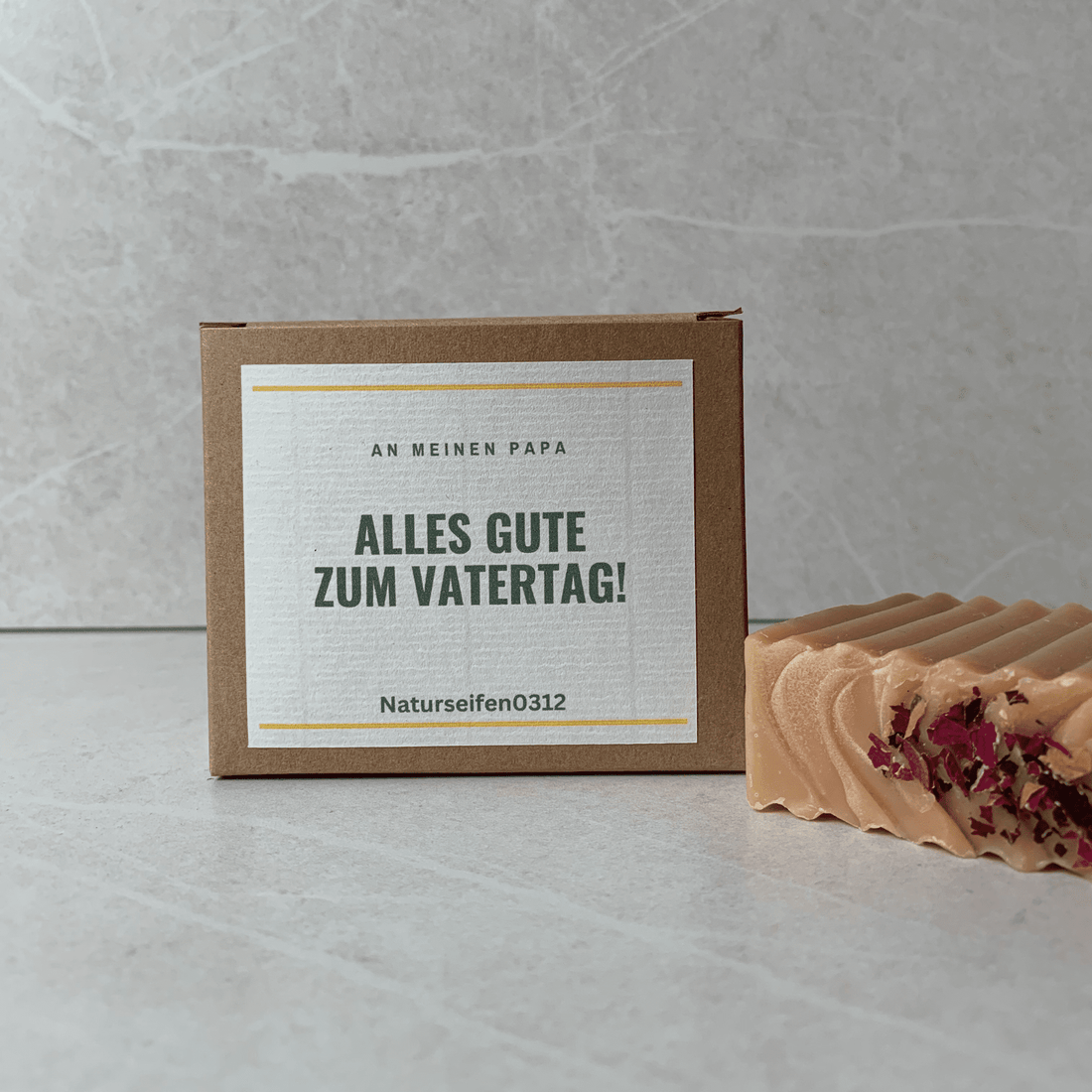 Geschenkschachtel für eine Naturseife mit der Etikette Alles Gute zum Vatertag