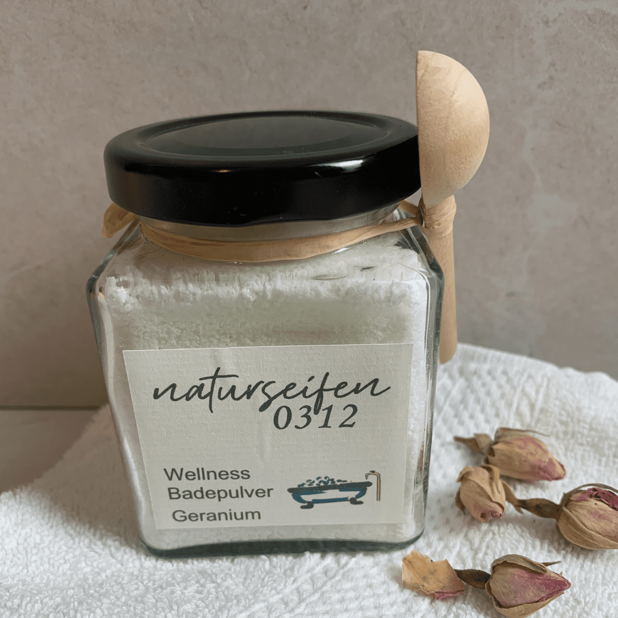 Glas mit Löffel, Badepulver mit Duft Geranium
