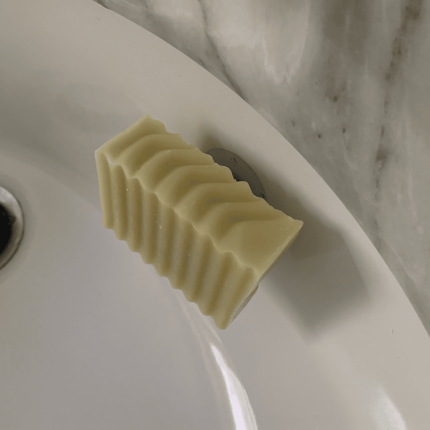 Seife am Magnethalter im Lavabo