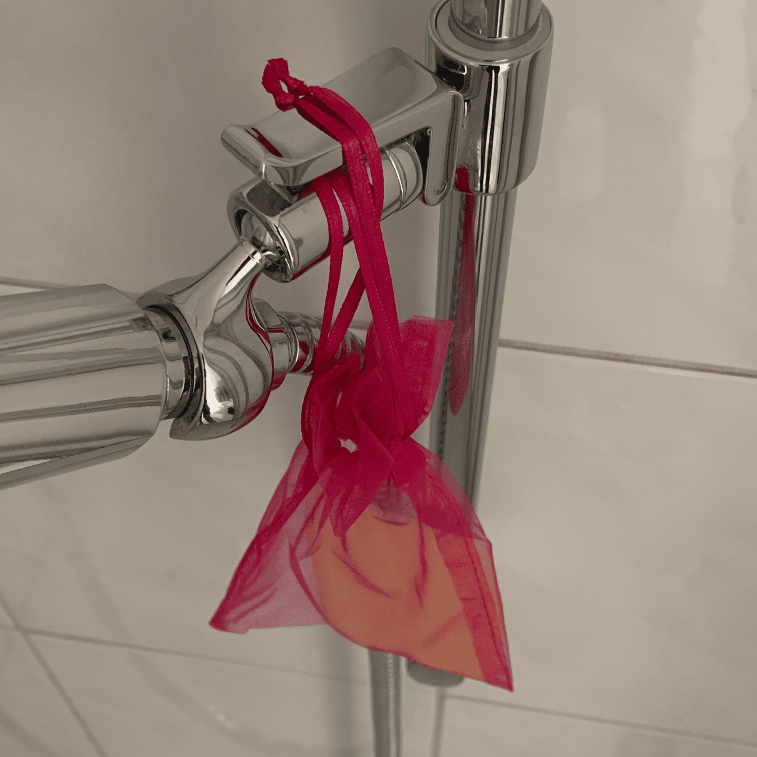 Seife in einem Organza-Säcklein zum Aufhängen in der Dusche