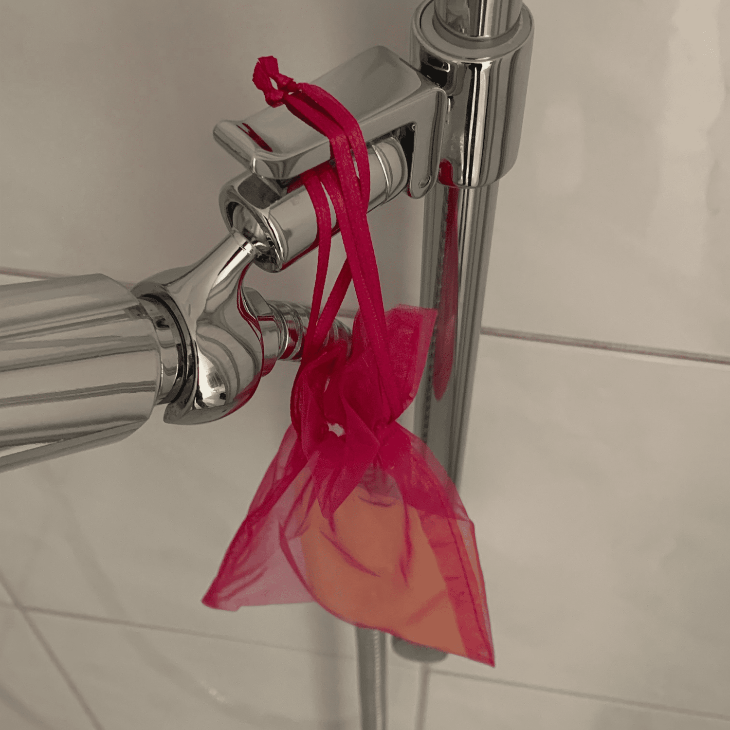 Seife in einem Organza-Säcklein zum Aufhängen in der Dusche