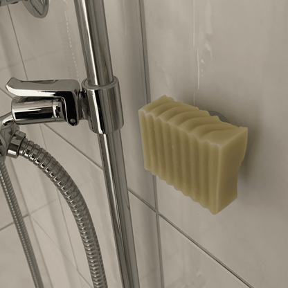 Feste Seife mit Magnethalter in der Dusche