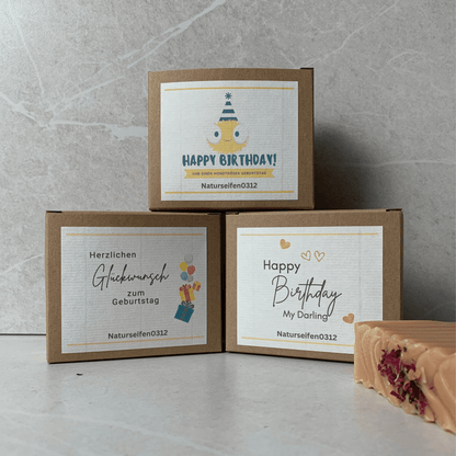 Drei Schachtel für eine feste Seife mit verschiedenen Etiketten für Geburtstag