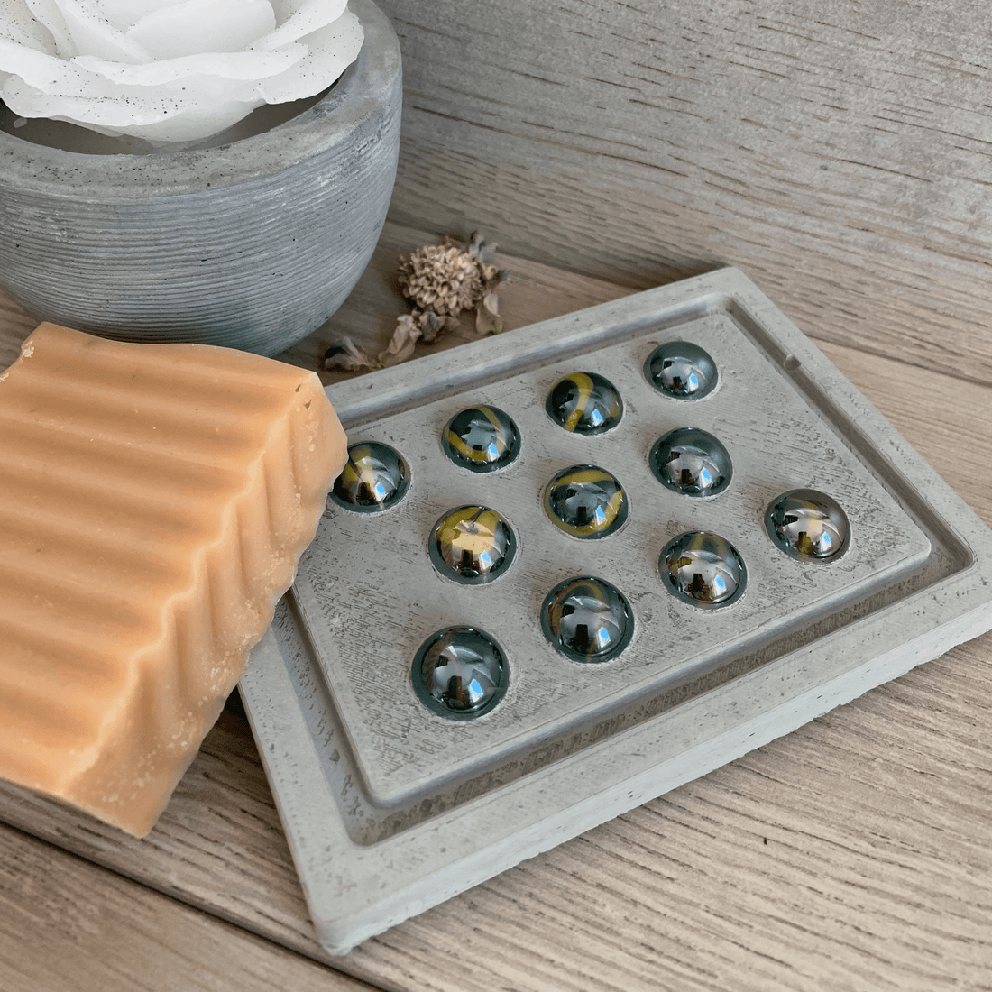 Seifenablage mit Glasmurmeln