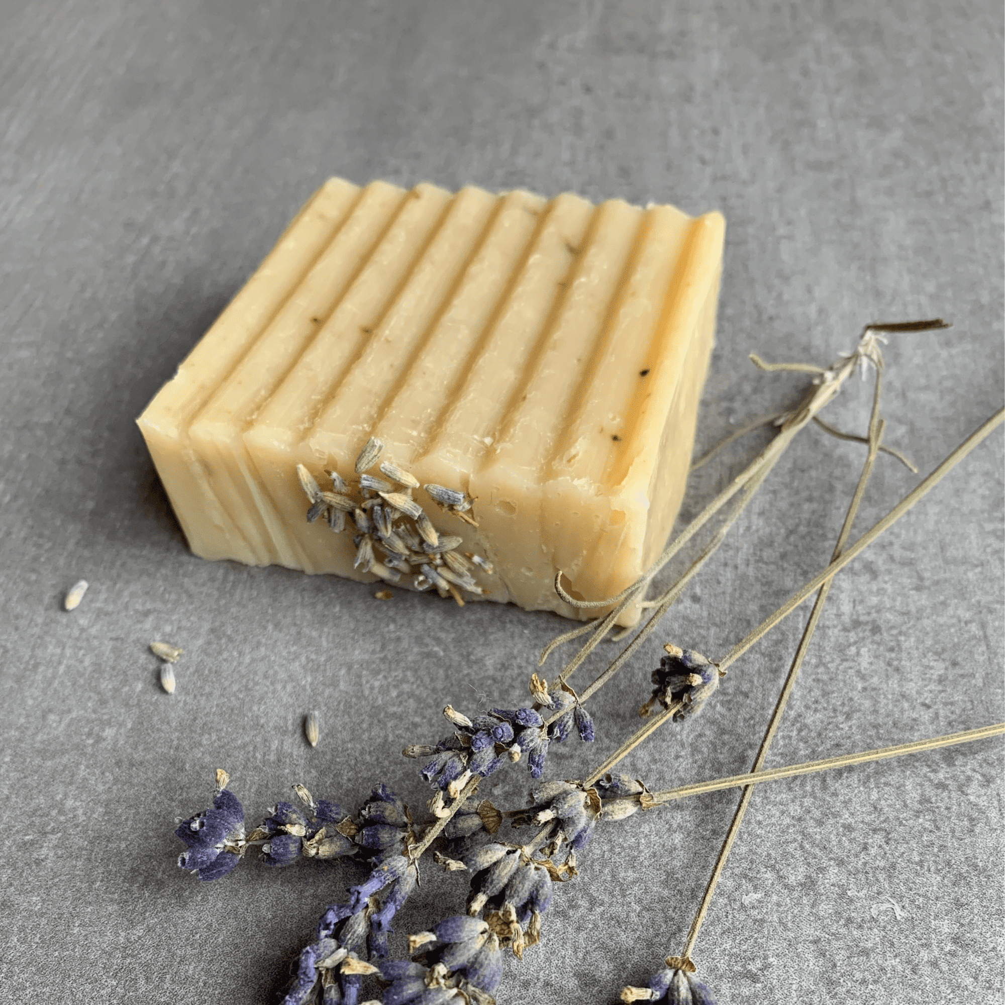 Lavendel &amp; Geranium Hand- und Duschseife mit Lavendelblüten